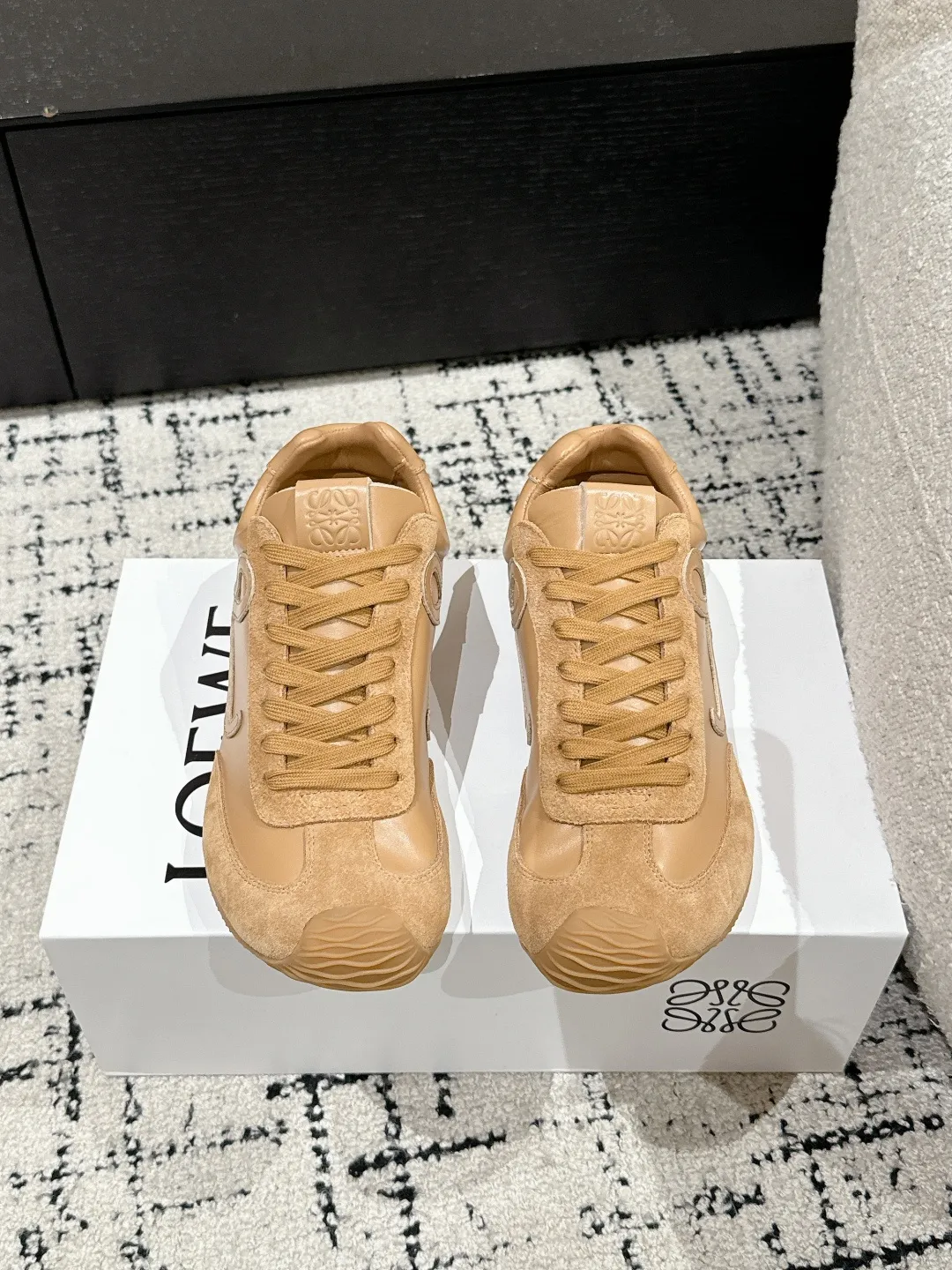 👟👟Ex-factory price 620👟👟 #couples model Top version LOEWE 25/ Latest catwalk model Ballet Runner 2.0. Couple model Ballet Casual Sports Shoes Moral Training Shoes Forrest Gump Shoes Original purchase and development Production Fabric matching Repeated selection of materials Nylon and calfskin leather sneakers featuring an asymmetric toe design, sock-like internal construction, and lightweight rubber outsole extending to the toe. ✔️Fabric: original customized imported first-layer cowhide ✔️Lining: imported soft sheepskin + mesh lining ✔️Sole: original molded anti-slip rubber material ✔️Sole thickness: increased by 2.5CM ✔️Size: #35-45 (45 for women, 45 for men, custom-made, non-refundable)